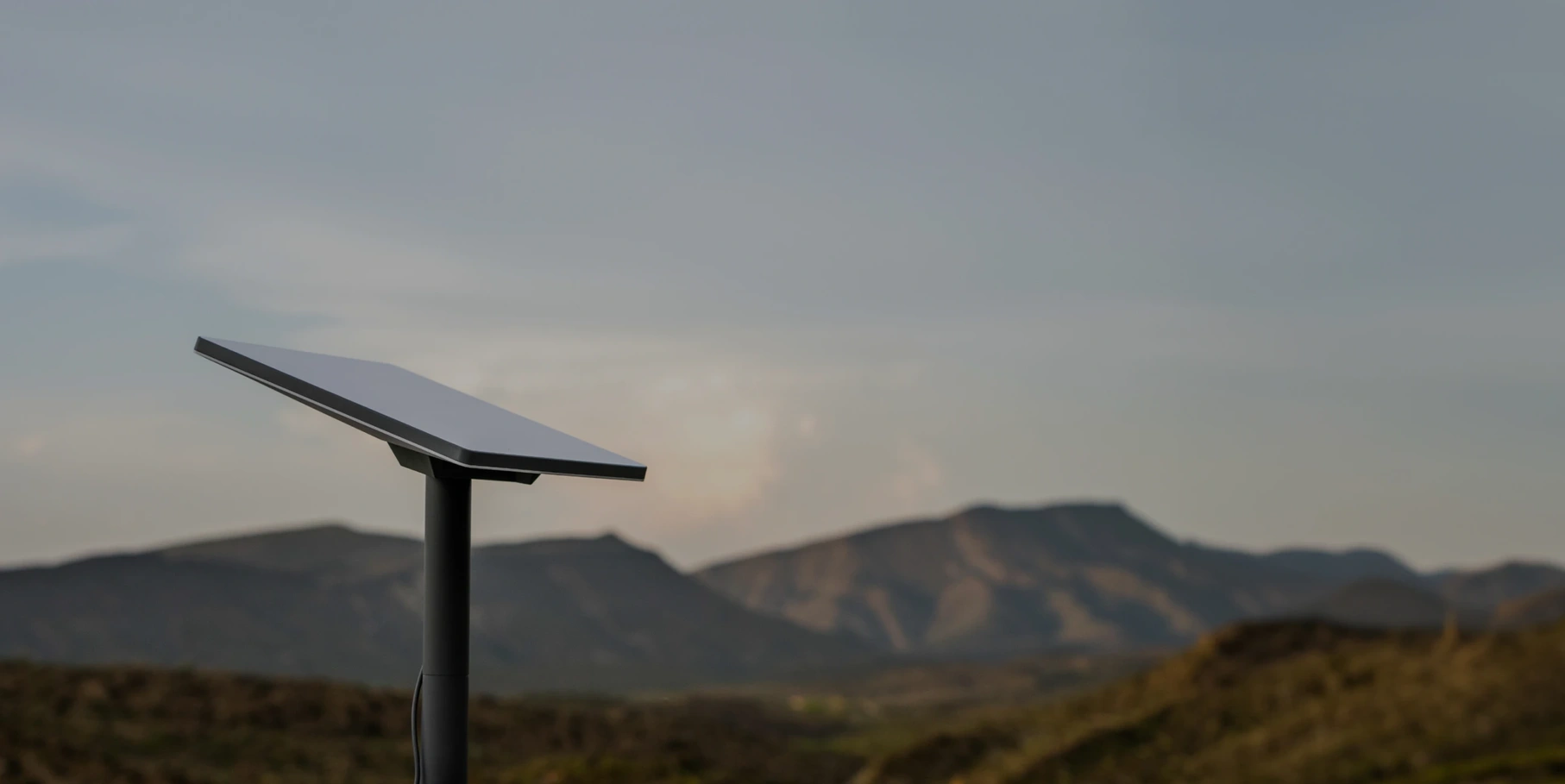 Illustration d’une antenne Starlink installée sur un toit en milieu rural